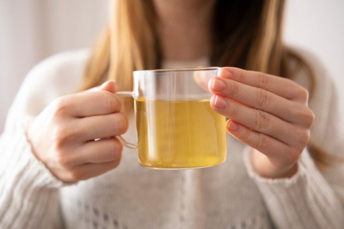 お茶を飲む女性