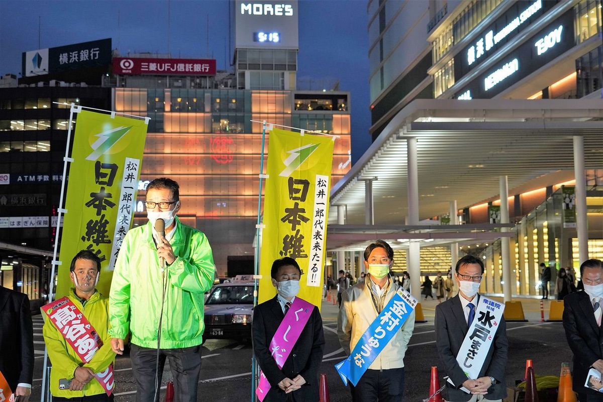 横浜駅西口で街頭演説をする日本維新の会の候補者たち