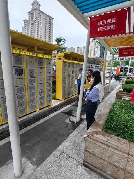 ホテル前に設置された出前受け取り用ボックス