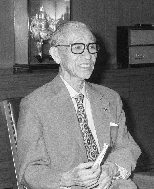 記者会見で会長を辞任し、相談役に退くことを発表する松下幸之助氏（1973年7月19日、大阪・門真市の松下電器産業本社）