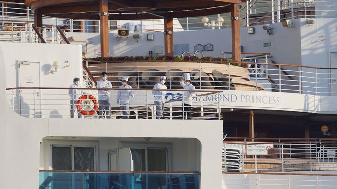 新型コロナウイルスの集団感染が起きたクルーズ船「ダイヤモンド・プリンセス」に残る乗員ら＝2020年2月21日、横浜・大黒ふ頭