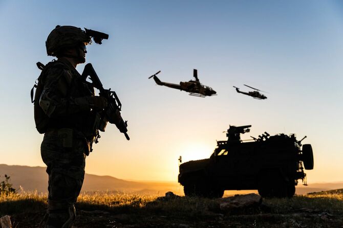 日没時の兵士、装甲車、ヘリコプター