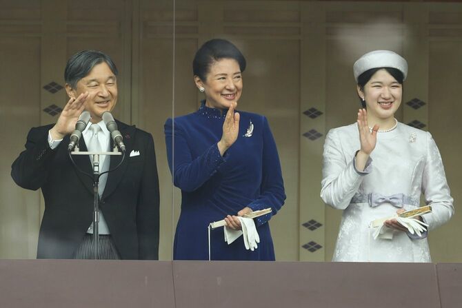 天皇陛下の64歳の誕生日を祝う一般参賀で、手を振られる天皇・皇后両陛下と長女愛子さま。2024年2月23日午前、皇居・宮殿