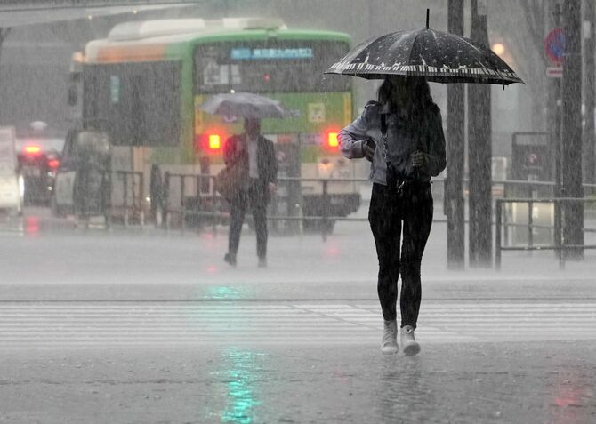 2023年6月2日、大雨の東京を歩く女性