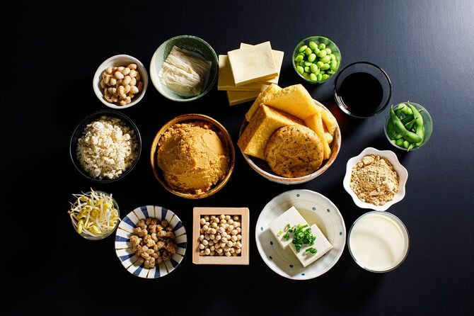 大豆から作られた日本のビーガン食品には、納豆、味噌、豆腐、醤油、もやしなど多く含まれます。