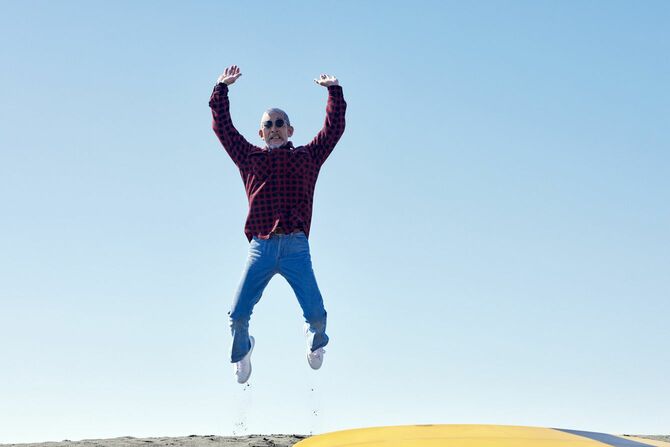 ビーチでジャンプする男性