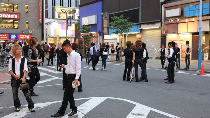 歌舞伎町の路上で集まり、客を物色するホストのグループ
