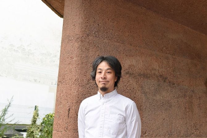 ひろゆき氏（2022年1月、パリにて撮影。）