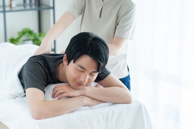 マッサージを受けている若い男性