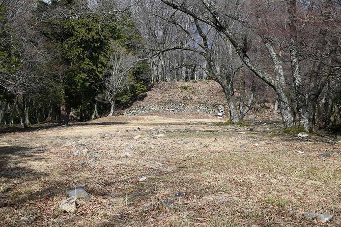 御殿があった大広間。市や娘たちもここにいた可能性が高い。奥の石垣上が本丸だ。