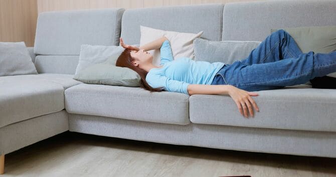 ソファで横になっている女性