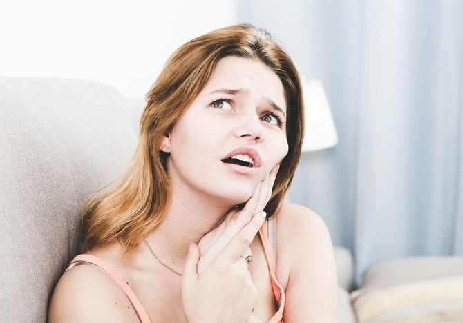 歯痛と病気の女性