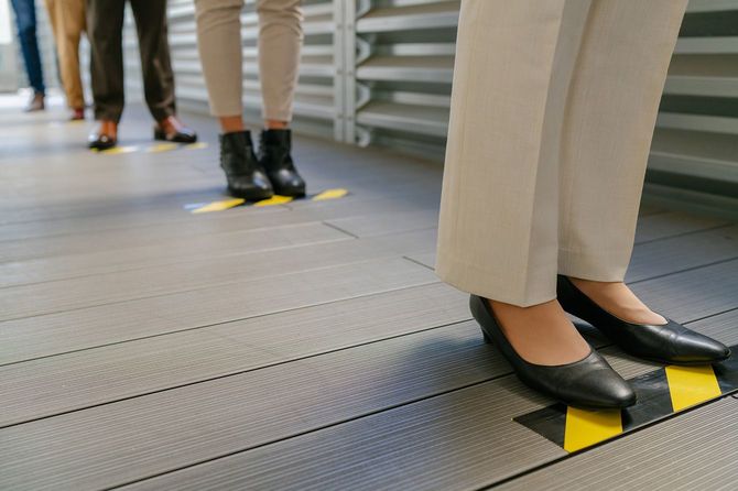 距離を置いて並ぶ人たちの足元