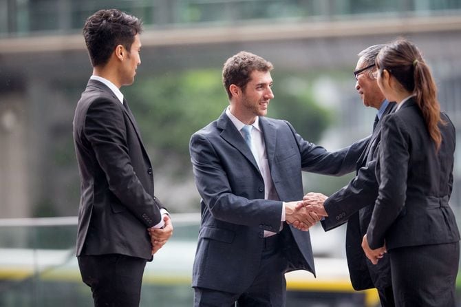 屋外で話し合うビジネスマンたち