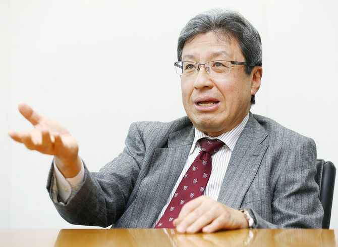 インタビューに答える今井尚哉氏＝2022年1月12日