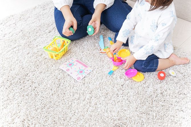 おもちゃで遊ぶお子様