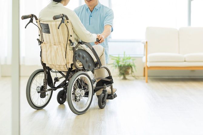 シニア女性と介護者