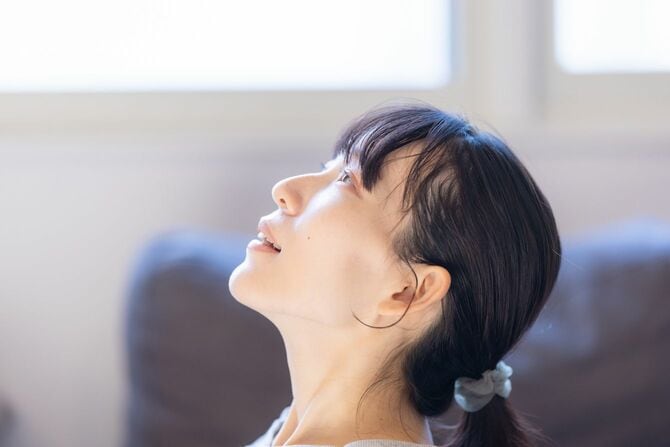 上を見上げる女性