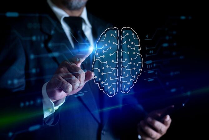 脳のイメージとビジネスマン