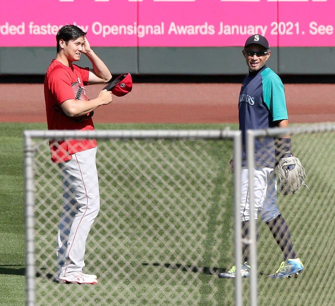 試合前に談笑するマリナーズ会長付特別補佐兼インストラクターのイチロー氏(右)とエンゼルスの大谷翔平=2021年7月10日、アメリカ・シアトル