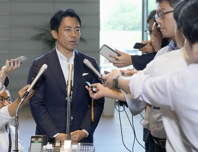 首相官邸で記者団の取材に応じる自民党の小泉元環境相＝2024年8月19日午後
