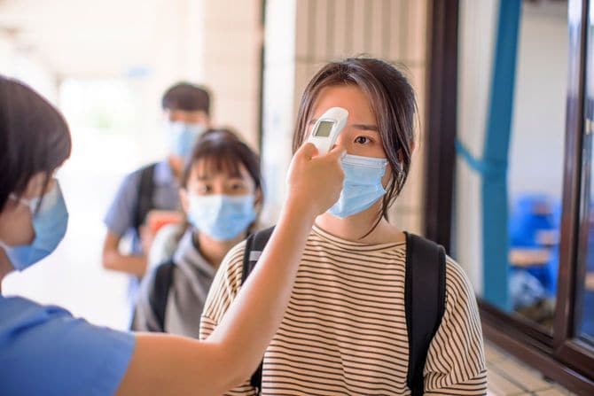 COVID-19のため学校で体温測定