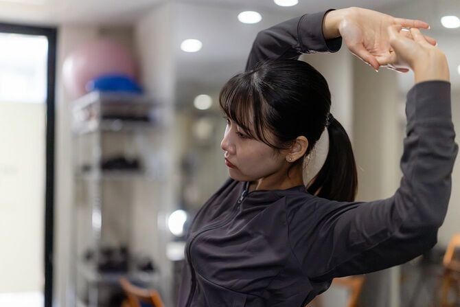 ストレッチをする若い女性