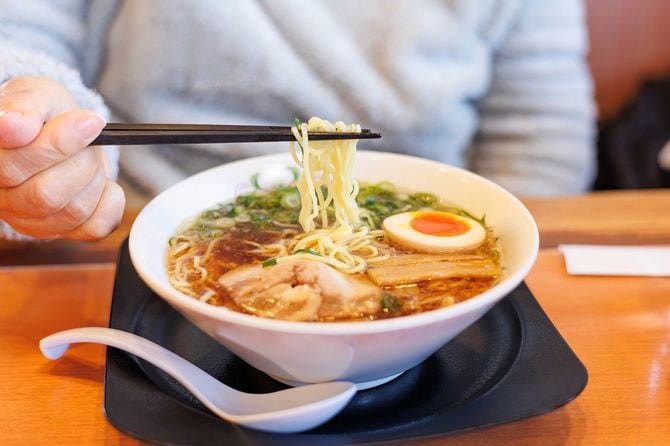 ラーメンを食べようとする人の手元