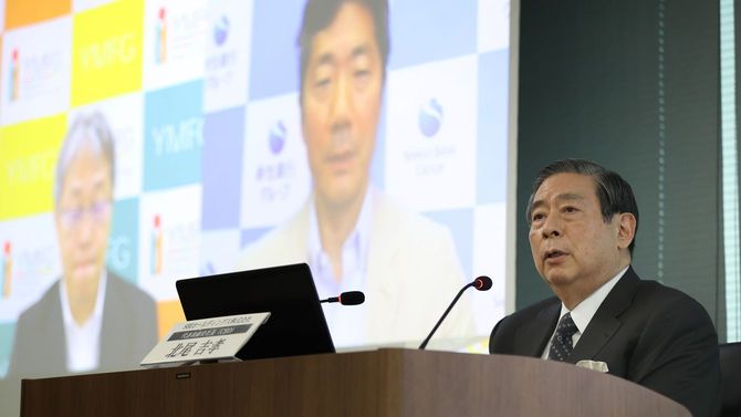 2020年6月8日、2020年6月8日、地方創生を後押しする新会社「地方創生パートナーズ」設立について記者会見するＳＢＩホールディングスの北尾吉孝社長。スクリーン右はオンラインで出席する新生銀行の工藤英之社長、同左は山口フィナンシャルグループ（FG）の吉村猛社長。