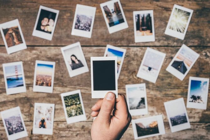 テーブルの上に並べられた写真