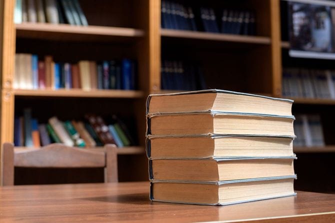 図書館の机に積み上げた本