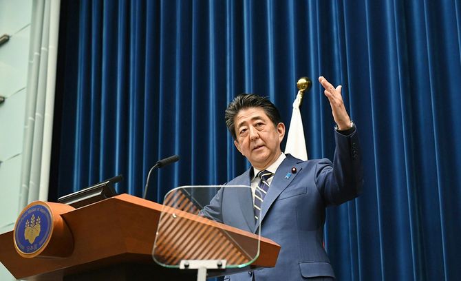 記者会見する安倍晋三首相