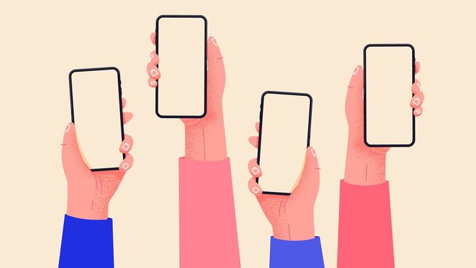 スマートフォンを持つ4人の手