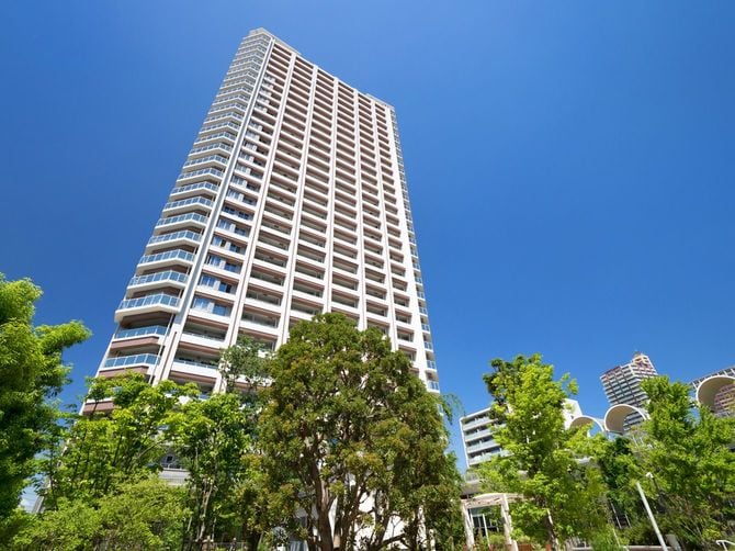 住宅地のタワーマンション