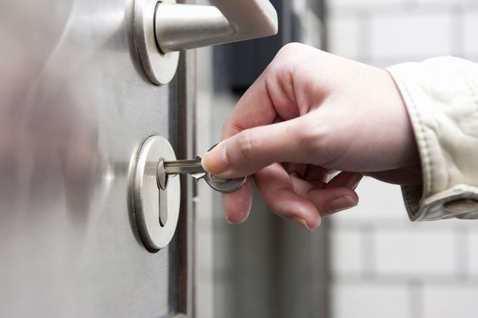 カギを開ける手元