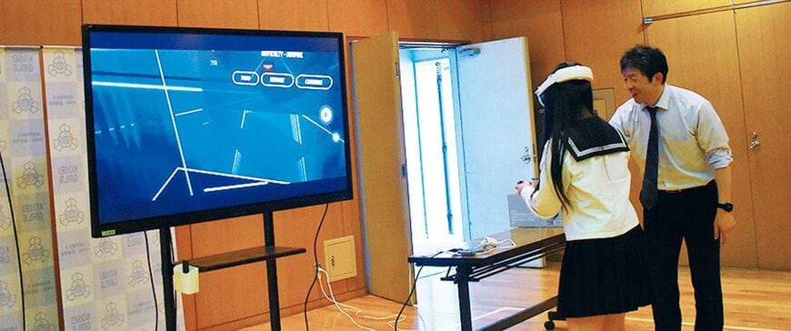 高2特進コースの「探究ゼミナール」でVRを体験。興味関心に合わせた調査活動や論文作成を行う。