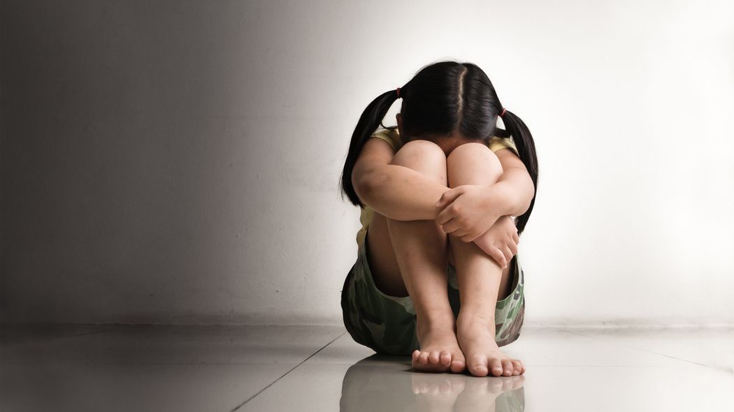 4歳なのに｢怒られるから泣けない｣身体虐待を受けた女の子が不安で泣きたい時ほど親に近づけない悲しい理由 虐待された子は生存をかけて大人と接する