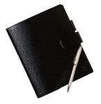 手帳は仏製高級ブランドのもので、異動時の餞別品。部署によって使い方も変わる。「本社の仕事では1日で終えられるタスクは限られているので、なかなかページを破れなかった」。