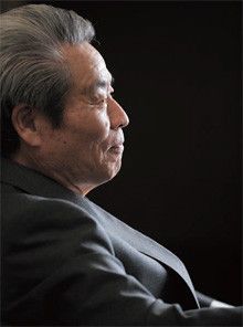 <strong>坂根正弘</strong>●さかね・まさひろ1941年生まれ。63年大阪市立大学工学部卒業、小松製作所（現コマツ）入社。81年小松ドレッサー（現コマツアメリカ）に出向、85年経営企画室主幹、89年取締役、90年米国法人社長、94年常務、97年専務、99年副社長、2001年社長。07年より現職。日本経団連副会長、野村ホールディングス社外取締役も務める。