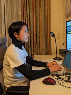 自宅で仕事中の川久保さん