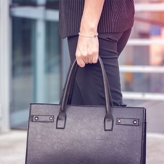 女性がスーツにリュックで通勤 はマナー的にngなのか 通勤バッグの 新基準 を考える President Online プレジデントオンライン