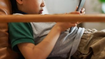 朝礼で立っていられず､手をまっすぐ上げられない…医師が警告する"小学生のヨボヨボ化"という異変