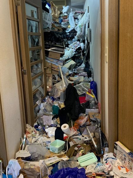 あるゴミ屋敷の廊下。この現場は趣味で集めたものが多かった。