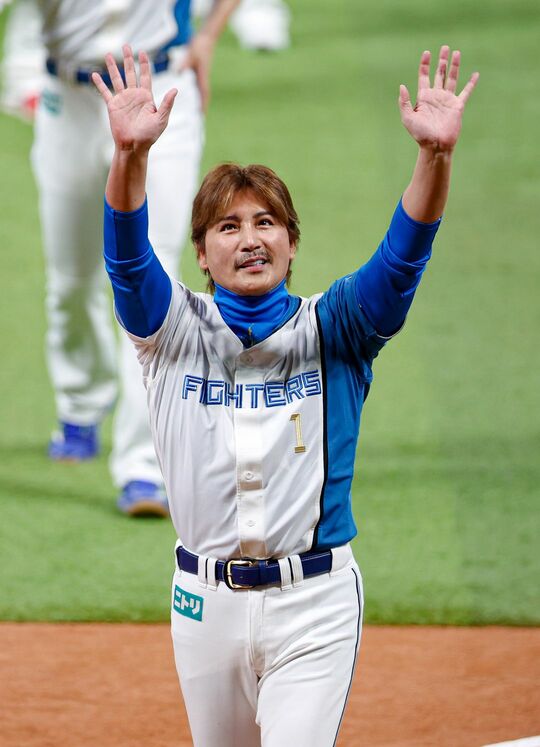 ファン感謝イベントで観客に手を振る日本ハムの新庄剛志監督＝2025年11月22日、エスコンフィールド北海道