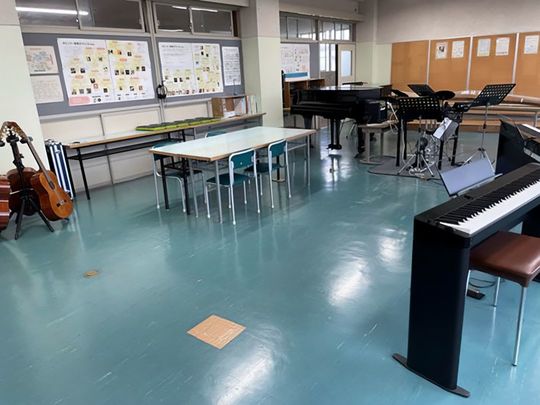 ミュージックルーム　生徒たちは新入生を歌で歓迎した