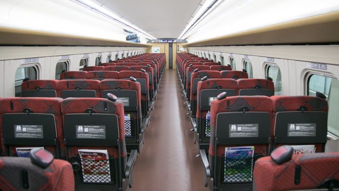 2016年4月17日、E7系新幹線新幹線の普通席。金沢にて。