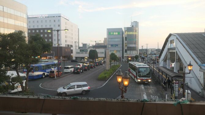 JR木更津駅東口。首都圏への高速バスが頻繁に発着する