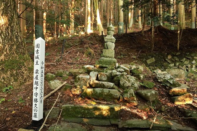 麓の菩提寺・徳賞寺の粟屋勝久の墓