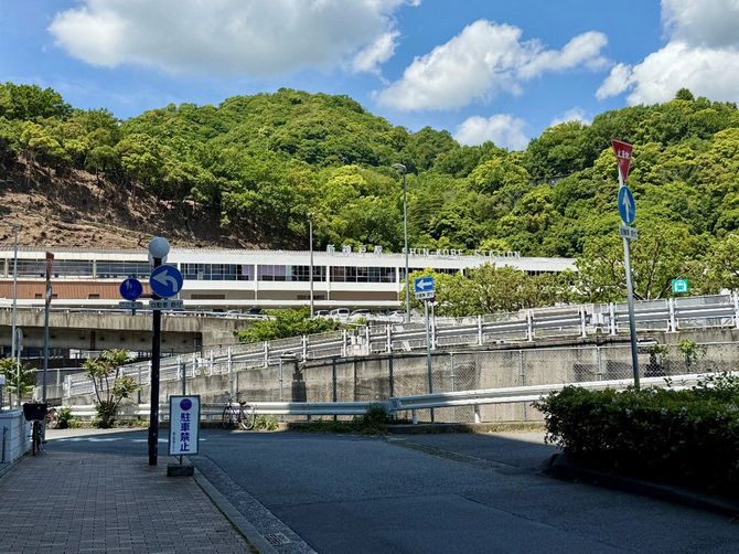 新神戸駅の後ろには緑の山々が連なっている