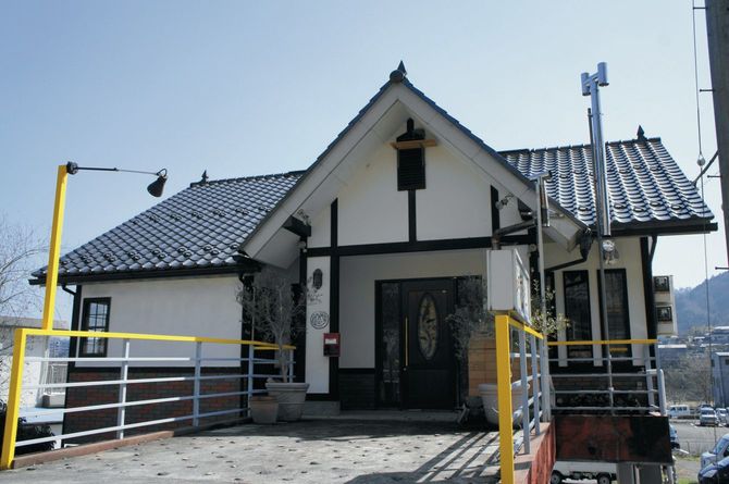 JR上野原駅から徒歩1分ほどの場所にあるハヤリソーセージ